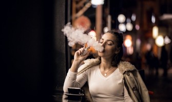 Είναι ακίνδυνο το ηλεκτρονικό τσιγάρο; Tι λέει στο thebest.gr o ερευνητής Κωνσταντίνος Φαρσαλινός